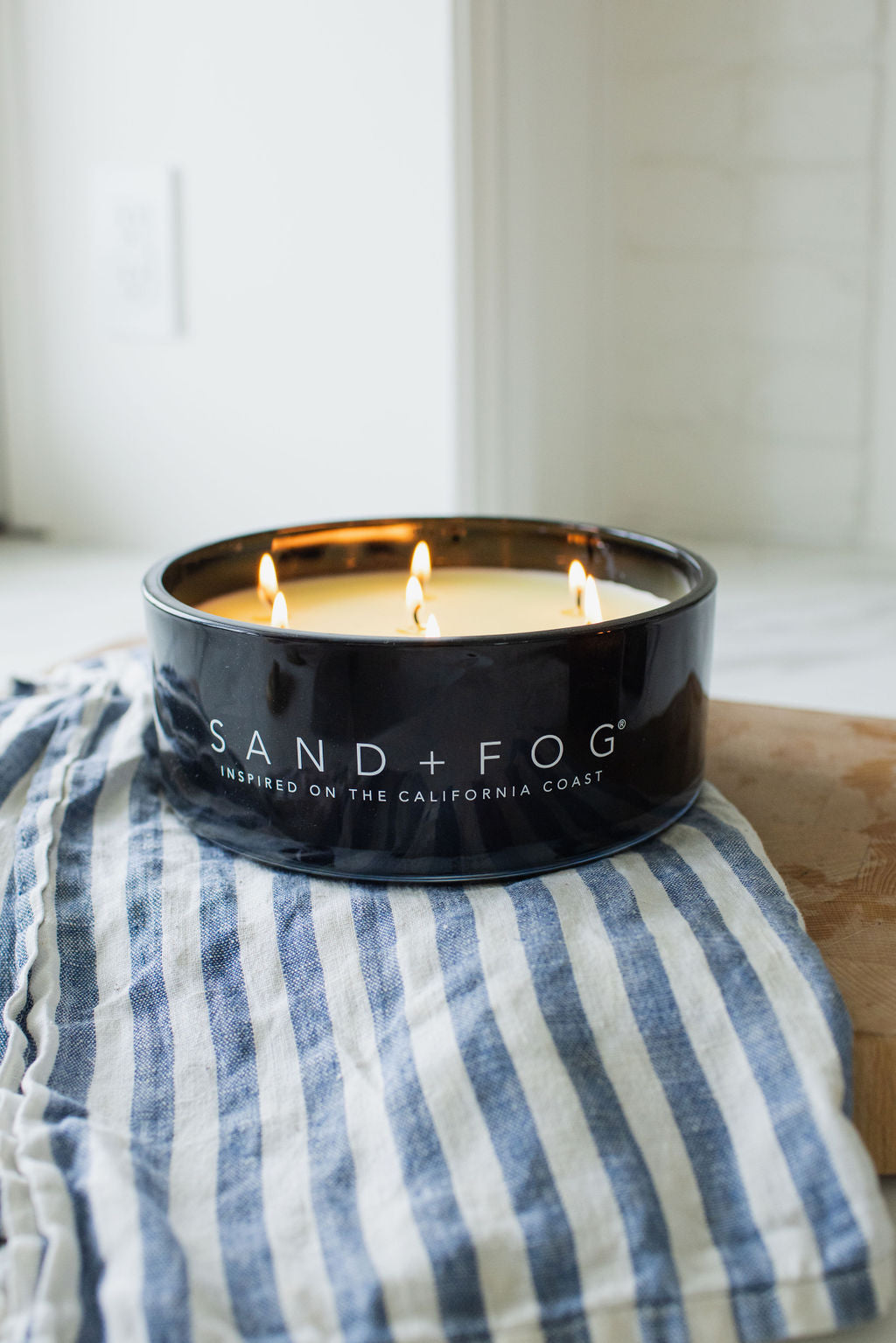 Premium Cozy Teakwood 34 oz scented candle